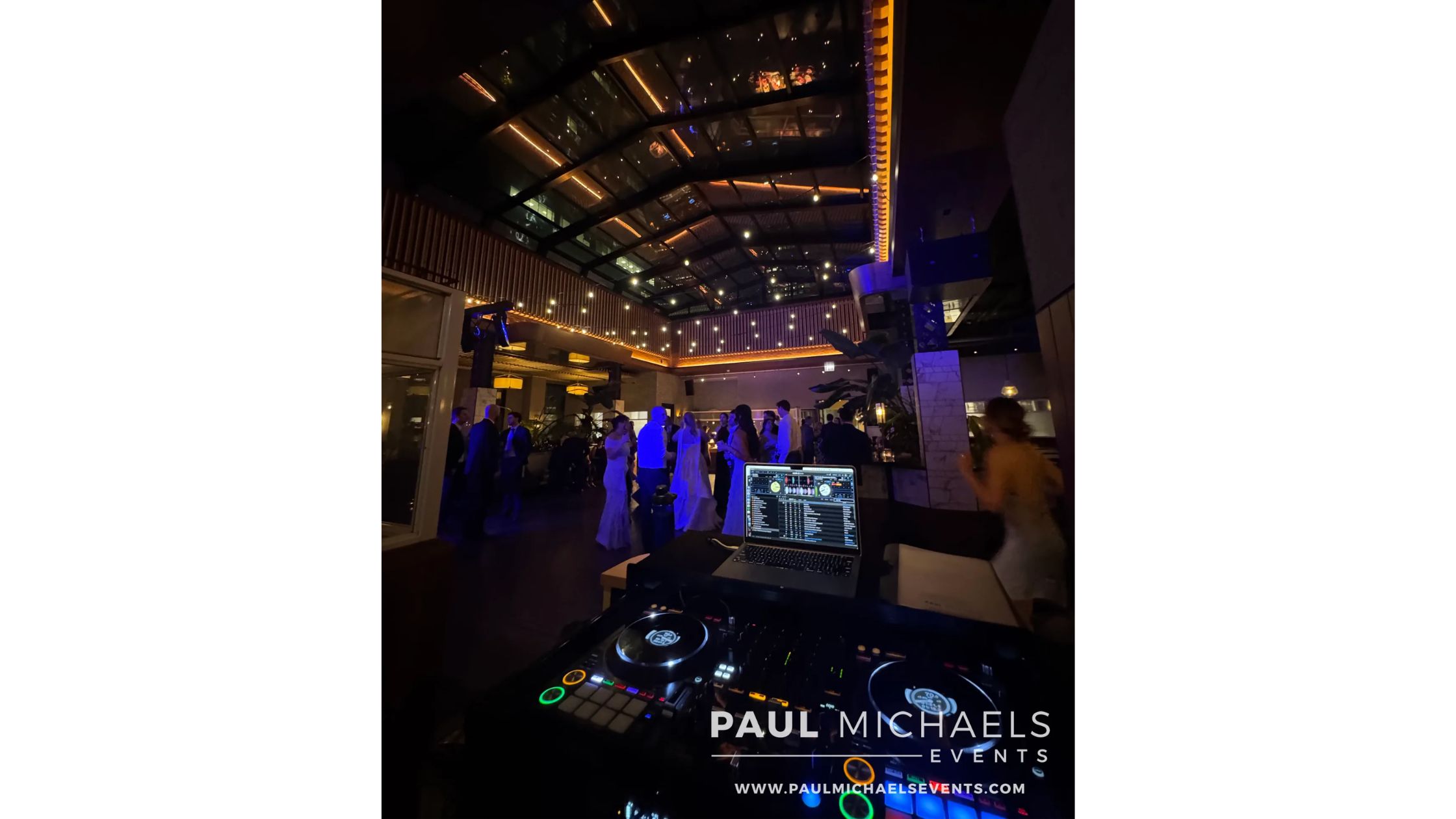 How Wedding DJs in Chicago Read the Room to Keep Your Dance Floor Packed?